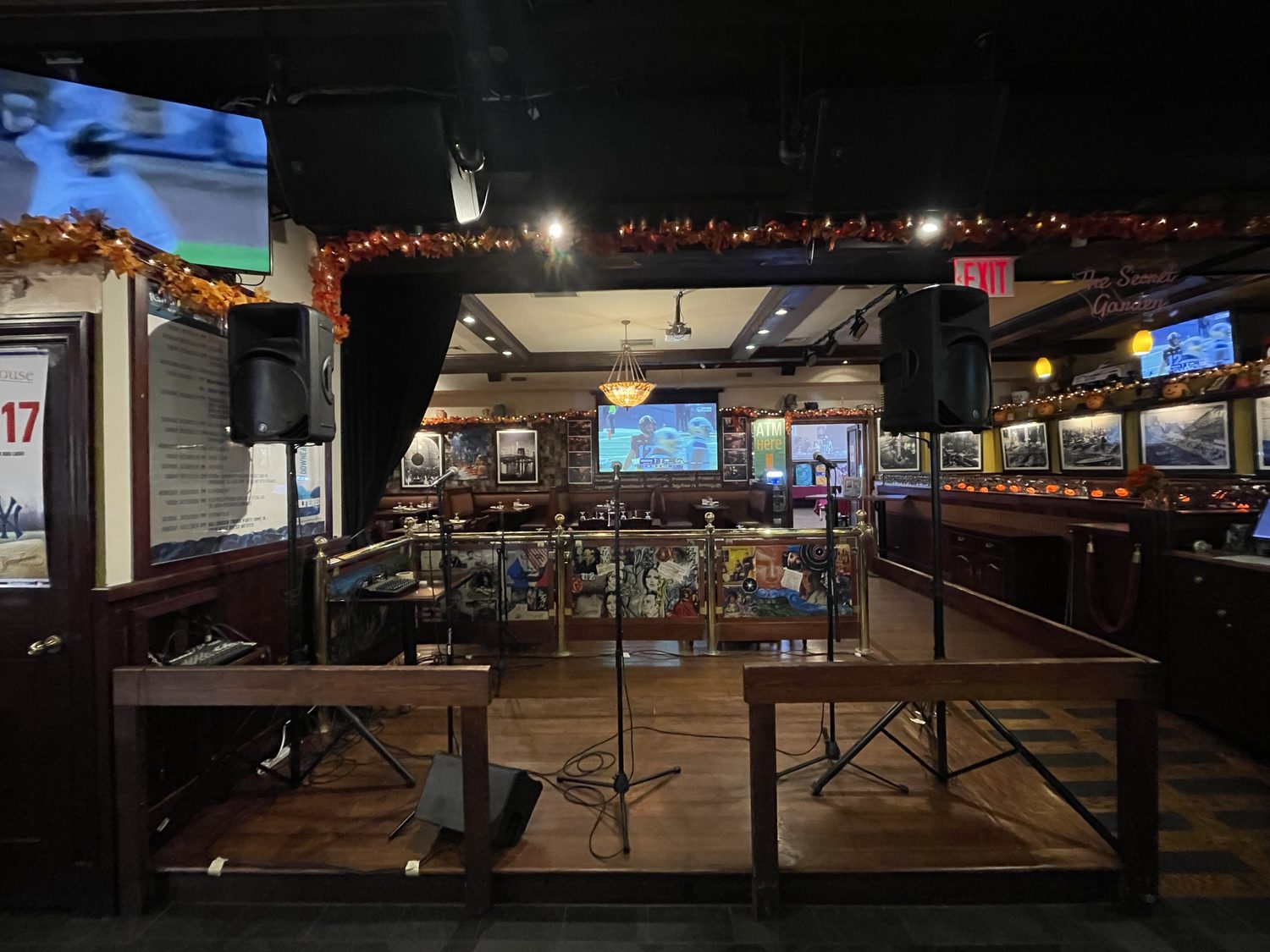 Band stage — compact